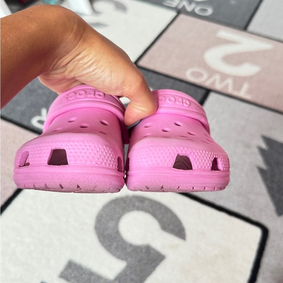 CROCS Kids Vibrant Pink Slippers - Picture 7 of 8